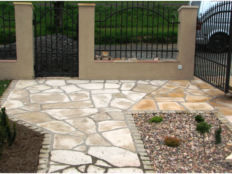 zastosowanie piaskowca w ogrodzie - wysypany piaskowiec - kruszywo oraz chodnik z piaskowca
