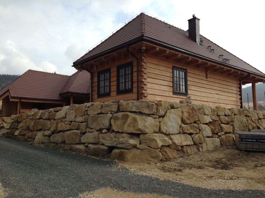 Bloki z piaskowca w ogrodzie to doskonała forma i praktyczne rozwiązanie. Bloki idealne na mury oporowe, skarpy w ogrodzie