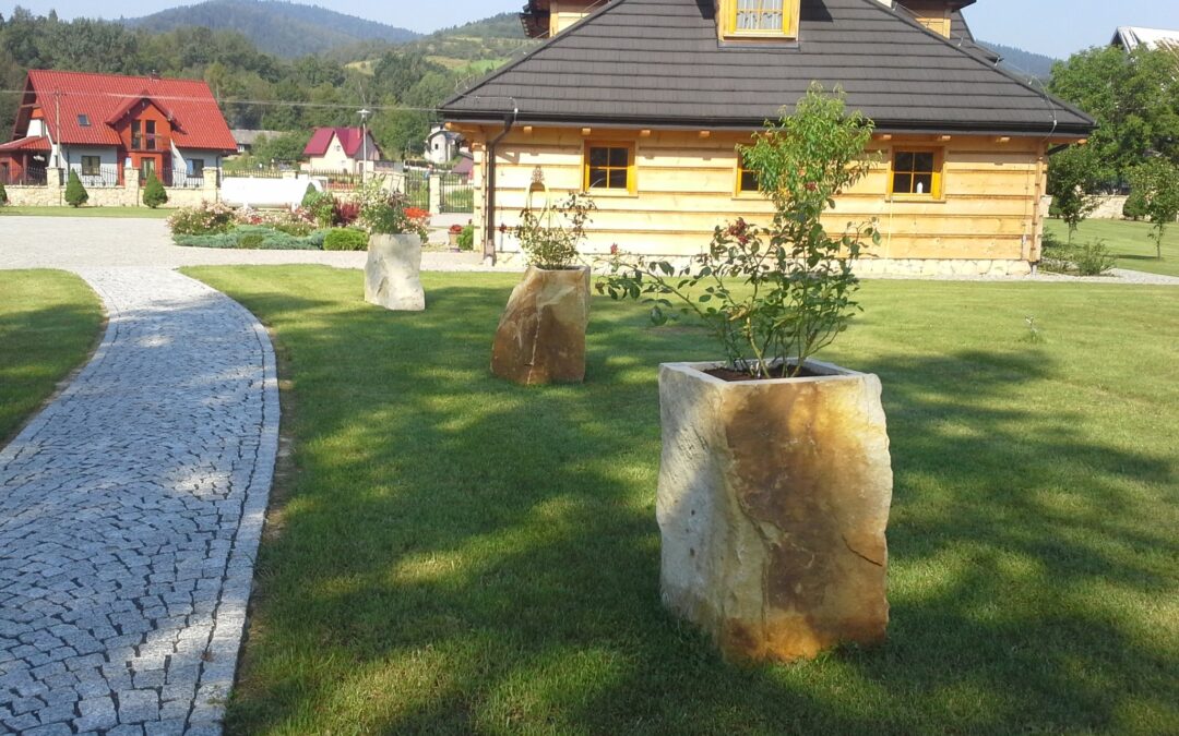 Bloki piaskowcowe a betonowe – co wybrać do ogrodu?