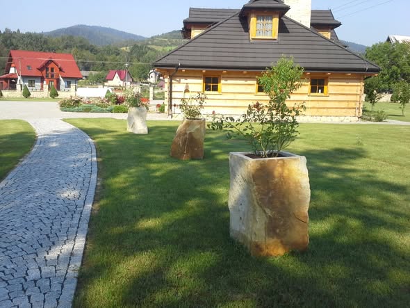 Piaskowiec w ogrodzie – nowoczesne aranżacje i praktyczne zastosowania