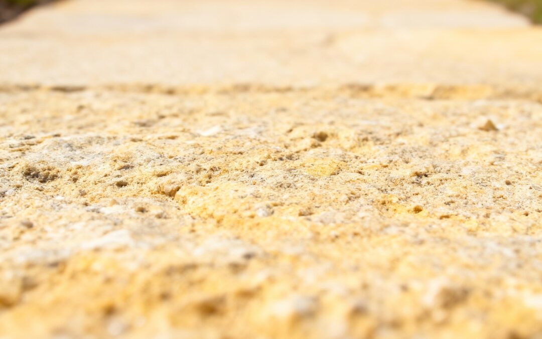 Kruszywo z piaskowca – czym się wyróżnia i do czego służy?