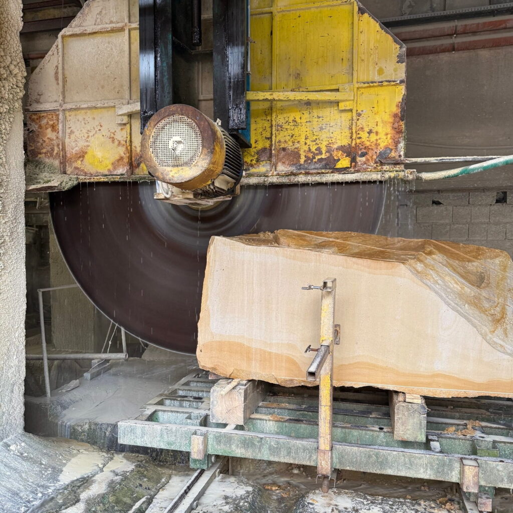 ciecie slab z bloku piaskowca